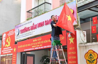 Trang trí rực rỡ tại khu vực bỏ phiếu số 03, Trường Mầm non Sao Sáng (phường Cửa Nam). Ảnh: Thanh Tùng - TTXVN